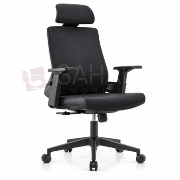 Piétement étoile à cinq branches avec roulettes multidirectionnelles d'un fauteuil de bureau professionnel noir.