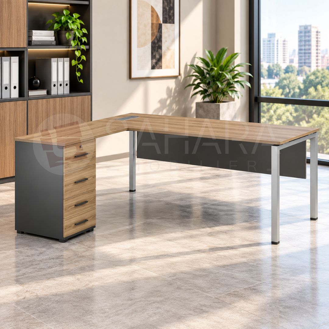 Bureau d'angle professionnel avec plateau finition bois, caisson latéral à quatre tiroirs, piétement métallique et voile de fond gris anthracite.