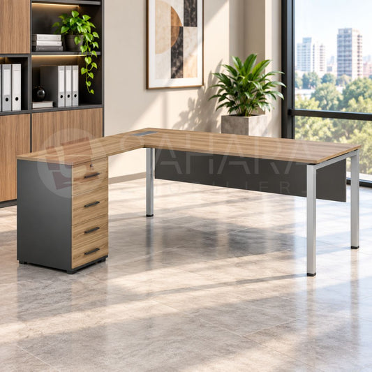 Bureau d'angle professionnel avec plateau finition bois, caisson latéral à quatre tiroirs, piétement métallique et voile de fond gris anthracite.