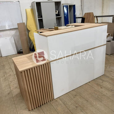 Design contemporain et professionnel
Idéal pour accueil entreprise, showroom ou administration
Finition élégante blanc &amp; bois
Grande surface de travail ergonomique
