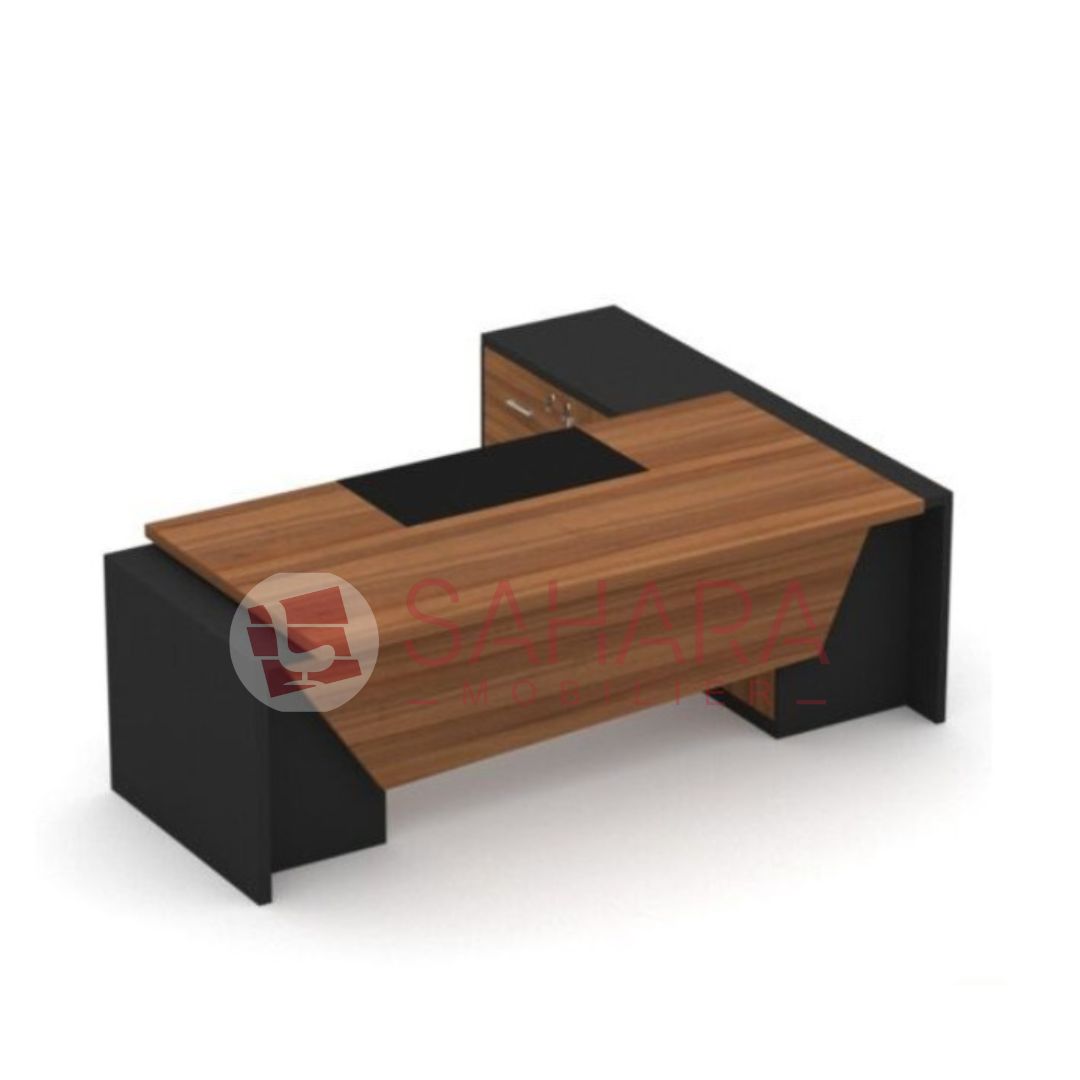 Structure en panneaux MDF haute densité : excellente robustesse et durabilité dans le temps.
Plateau principal rectangulaire, spacieux et fonctionnel, idéal pour les tâches quotidiennes.
Retour latéral avec caisson intégré : espace de rangement optimisé, idéal pour documents, fournitures et matériel informatique.
Revêtement mélaminé anti-rayures : finition bois naturel combinée à des panneaux noir mat, pour un rendu chic et professionnel.
Design épuré et contemporain : s’adapte parfaitement aux bureaux 