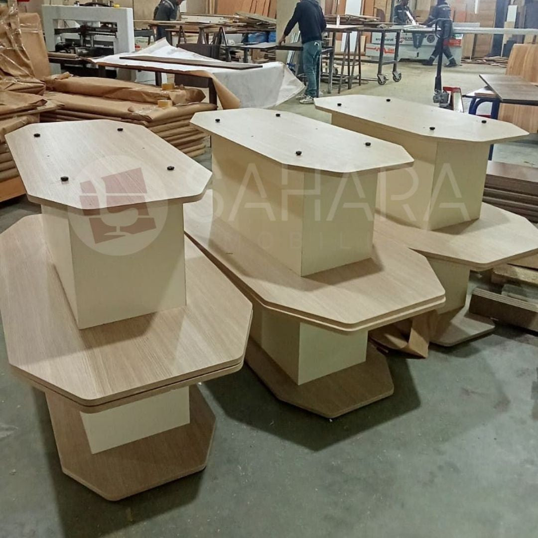 Une table basse est généralement une table basse destinée à soutenir objets décoratifs, livres ou boissons dans un espace de détente;