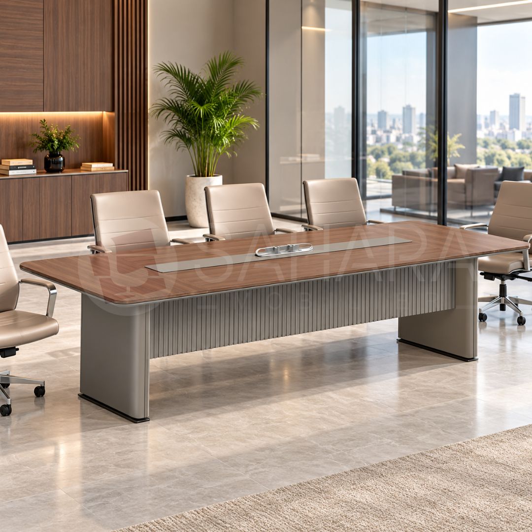 Table de réunion professionnelle 2400 × 1200 mm avec piétements en bois, plateau finition bois et voile de fond rainuré.