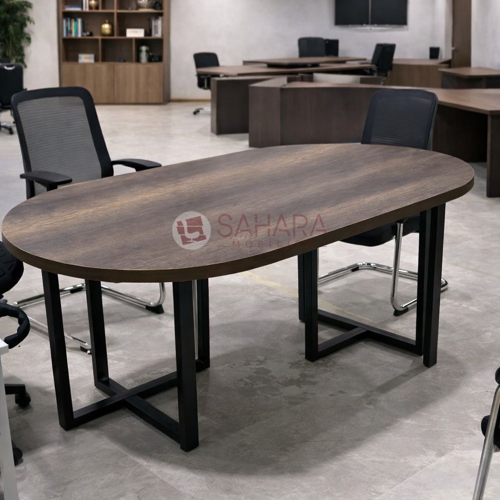 Table de réunion semi-métallique installée dans bureau professionnel