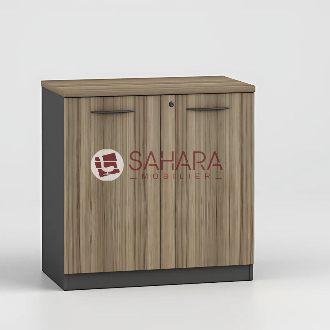Conçue en MDF de haute qualité avec un placage mélaminé effet bois, ce qui la rend à la fois élégante et résistante aux rayures et aux tâches.
Finition des panneaux latéraux et arrière en gris mat pour un style moderne.