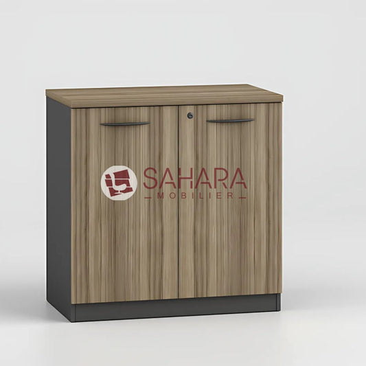 Conçue en MDF de haute qualité avec un placage mélaminé effet bois, ce qui la rend à la fois élégante et résistante aux rayures et aux tâches.
Finition des panneaux latéraux et arrière en gris mat pour un style moderne.