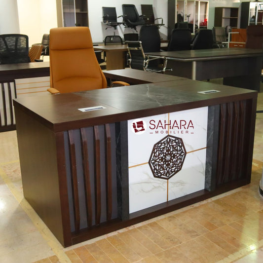 bureau de direction avec retour mobile et caisson  exposé dans un showroom, le bureau est fabriqué en bois mélaminé en marron avec des motifs traditionnel sur le voile de bureau