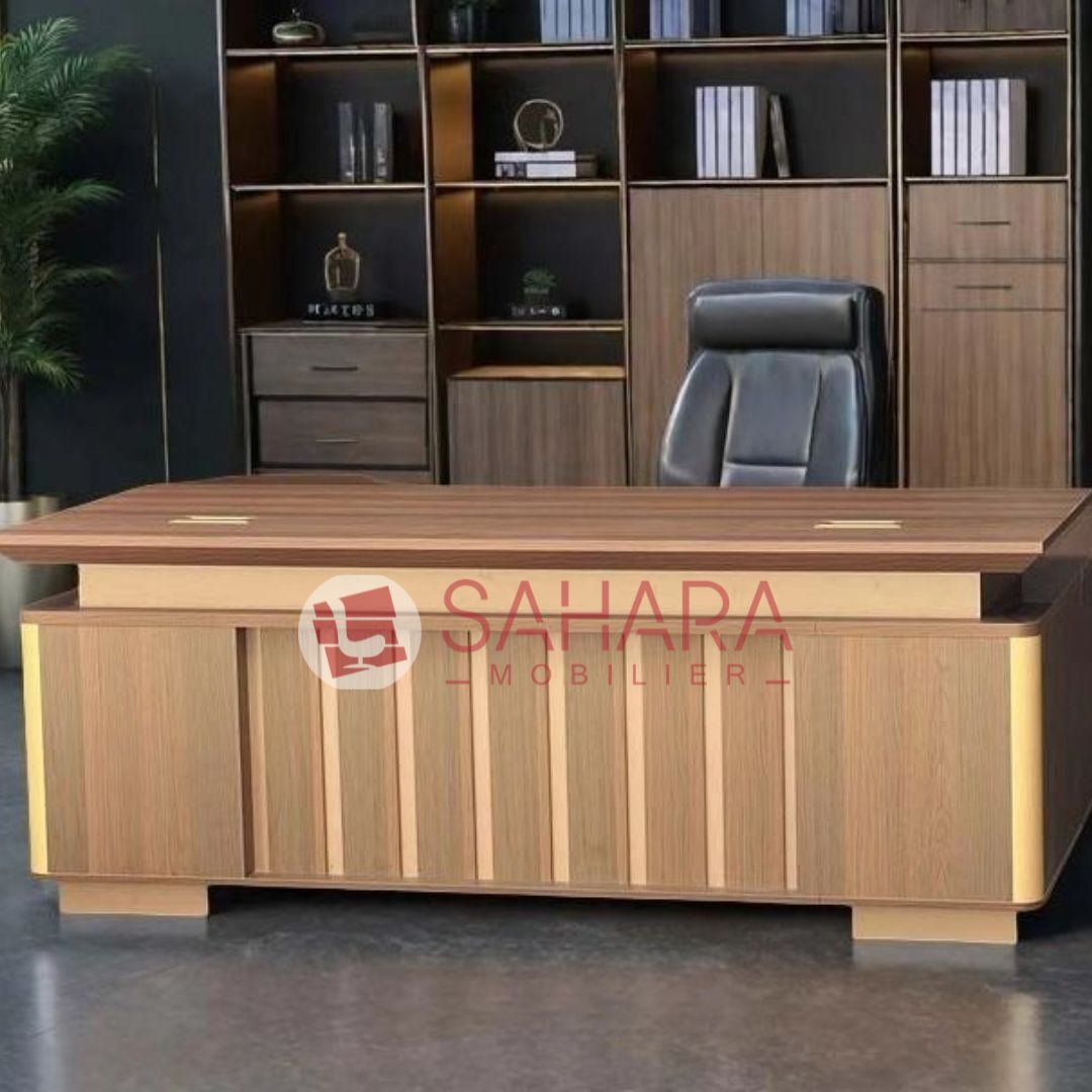 Plateau : MDF de haute densité&nbsp;

Épaisseur du plateau : entre 25 mm et 30 mm — suffisant pour éviter fléchissement, tout en restant esthétiquement élégant

Chants : chants plaqués (peu visibles) ou baguettes ABS / PVC autour du plateau, pour protéger les arêtes contre les chocs et humidité

Piètement / support / structure intérieure :&nbsp; panneaux plus épais si design l’exige.
→ Un cadre de renfort sous le plateau peut être prévu : une latte bois ou MDF renforcé, ou profilé métallique tube acier le l