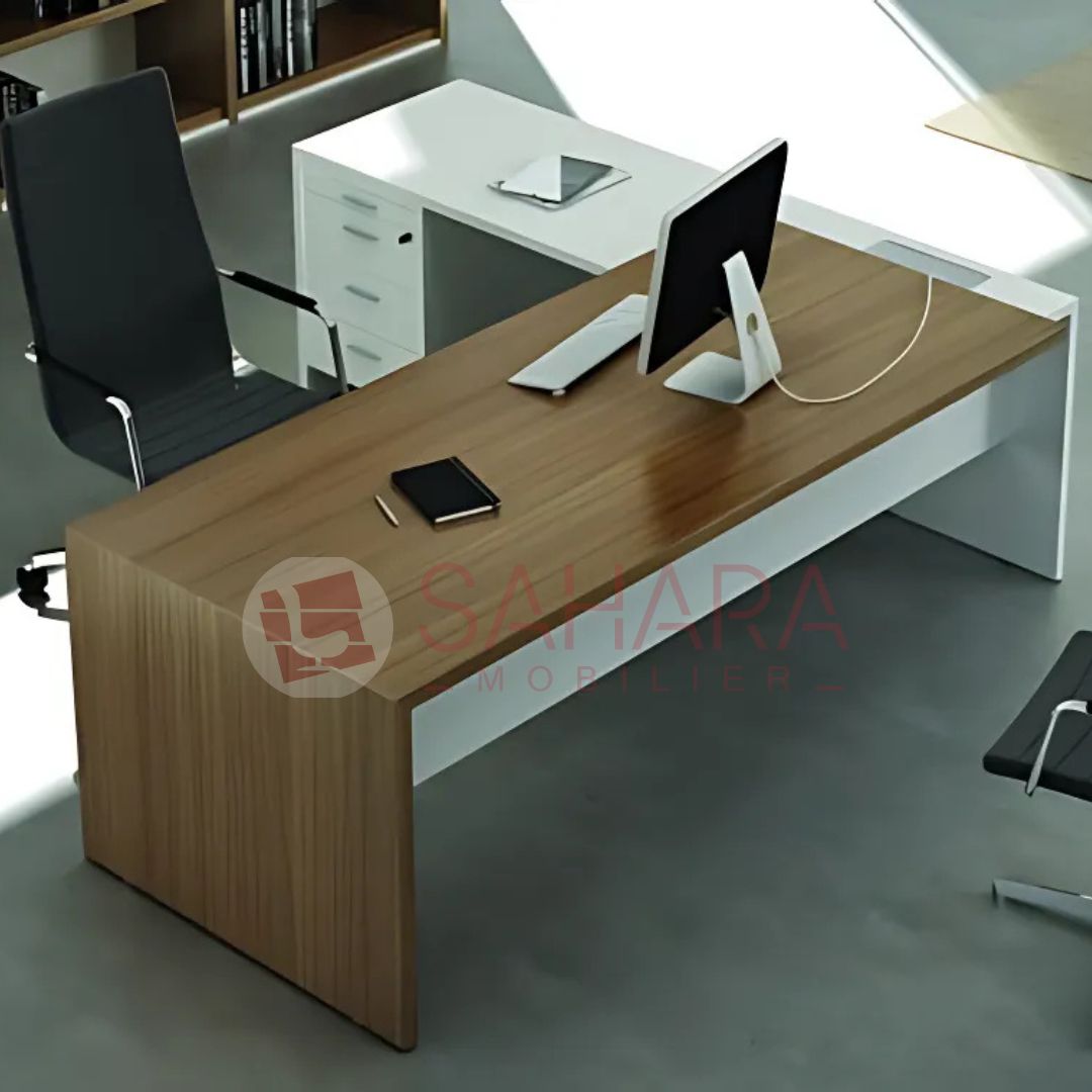 Un bureau professionnel alliant design épuré et matériaux de qualité
Conçu pour les environnements professionnels contemporains, ce bureau de direction marie harmonieusement placage bois clair et laque blanche, offrant un rendu élégant, lumineux et intemporel.
Caractéristiques principales :
Plateau principal en MDF haute densité, finition placage bois clair pour une allure raffinée et chaleureuse

Piétement latéral et voile de fond en MDF laqué blanc, apportant un contraste moderne et équilibré
