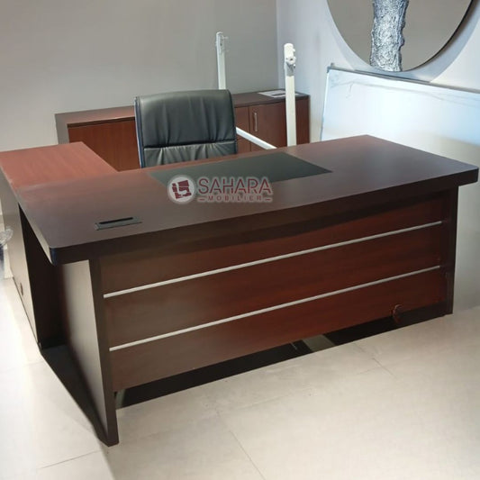 Conçu pour les espaces professionnels haut de gamme, ce bureau présidentiel en placage bois combine esthétique raffinée et fonctionnalité.