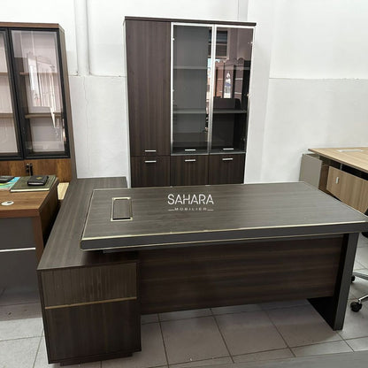 bureau de direction en bois mélaminé avec retour exposé au showroom avec armoire vitré 