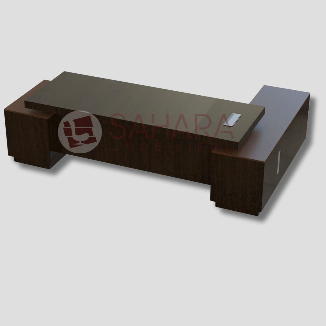 Structure : Conception robuste en panneaux de bois mélaminé de haute qualité.

Plateau : Large surface de travail rectangulaire, finition soignée avec chants anti-chocs.

Piétement : Piétement plein ou panneau latéral épais, assurant stabilité et design contemporain.

Rangements intégrés : Caisson latéral ou mobile avec tiroirs à serrure (selon modèle), idéal pour le classement.

Dimensions : Longueur 180 cm – Profondeur 80 cm – Hauteur 75 cm.

Coloris disponibles : Bois foncé, chêne clair, ou autres finiti