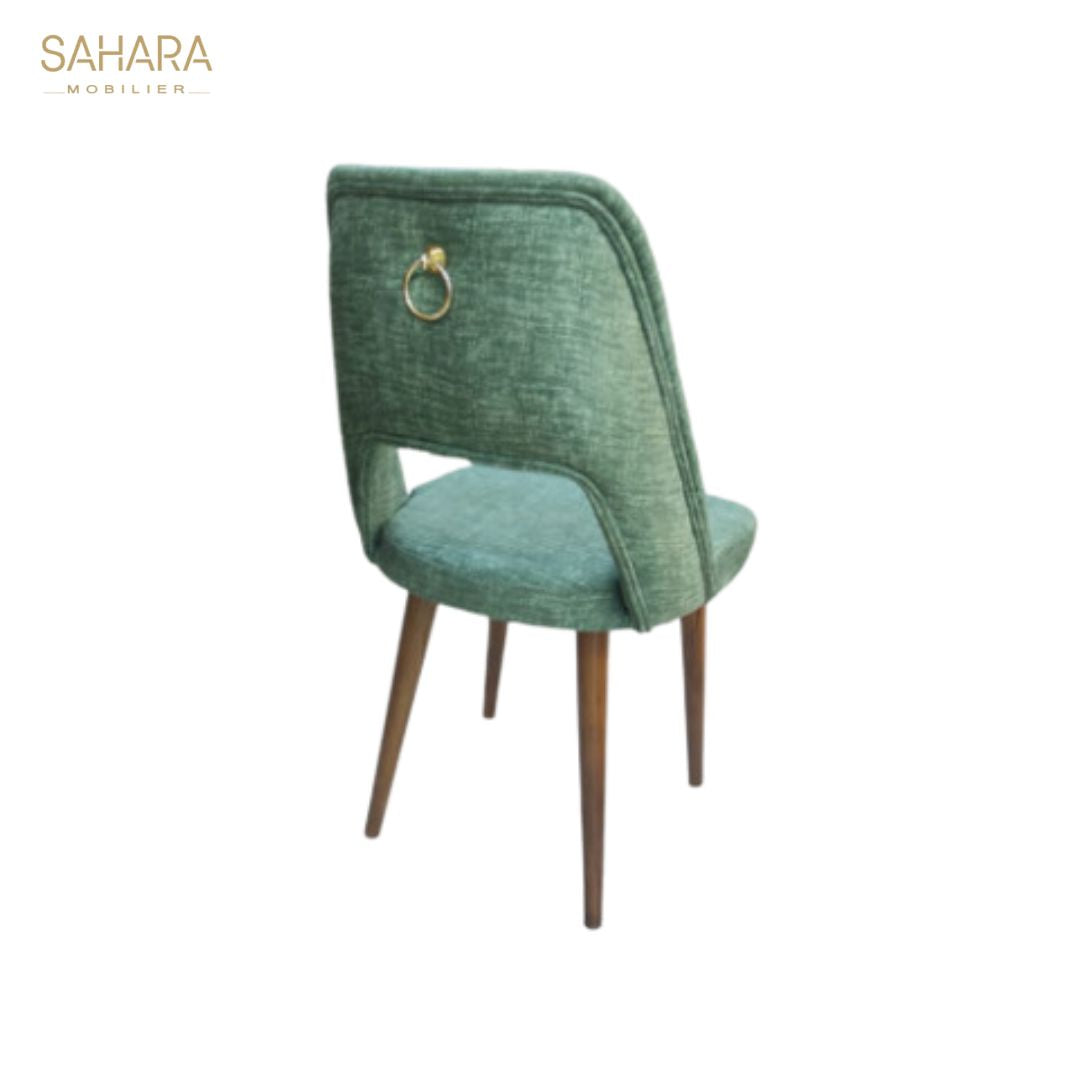 dossier d'une chaise pour table à manger tissu en vert clair, piètements en bois