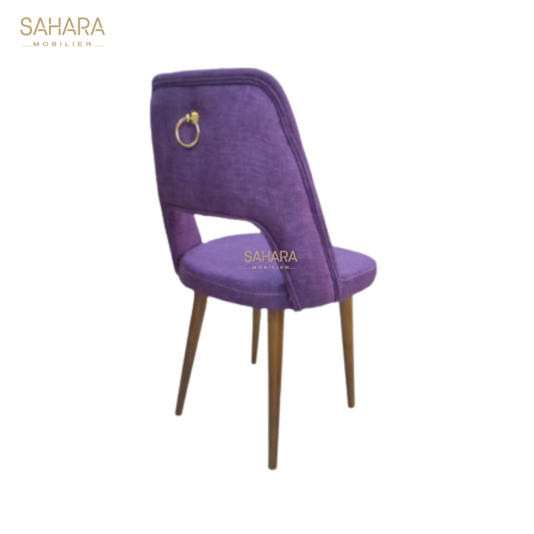 dossier d'une chaise pour table à manger tissu en violet piètements en bois