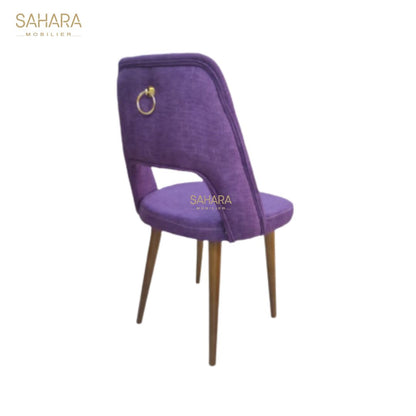 dossier d'une chaise pour table à manger tissu en violet piètements en bois