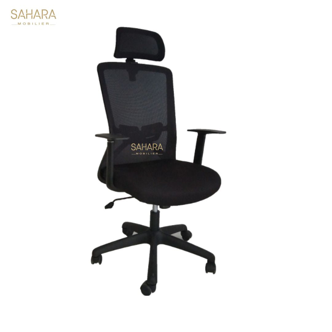 Fauteuil de bureau en mesh noir,les piètement sont PVC avec accoudoirs ajustable l'assise est réglable en hauteur