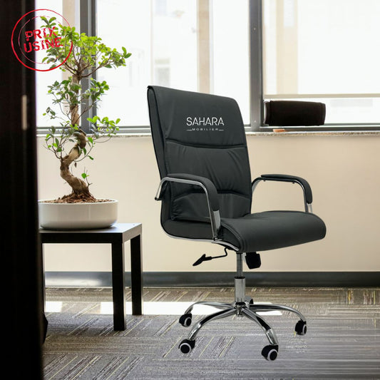 fauteuil en simili cuir sur roulettes de 5 branches forme étoile chromé les accoudoirs sont fixés sur le dossier et l'assise