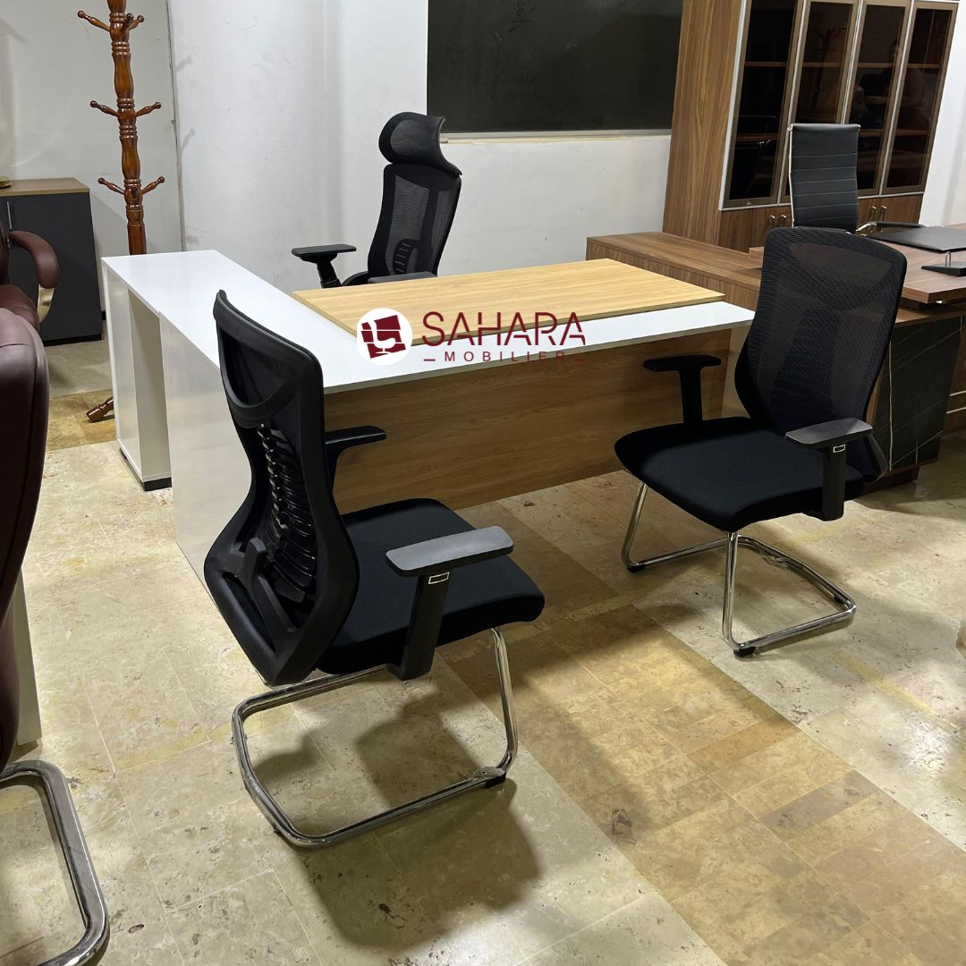 pack bureau de direction en bois MDF avec retour exposé avec des chaises président en MeSH en noir 