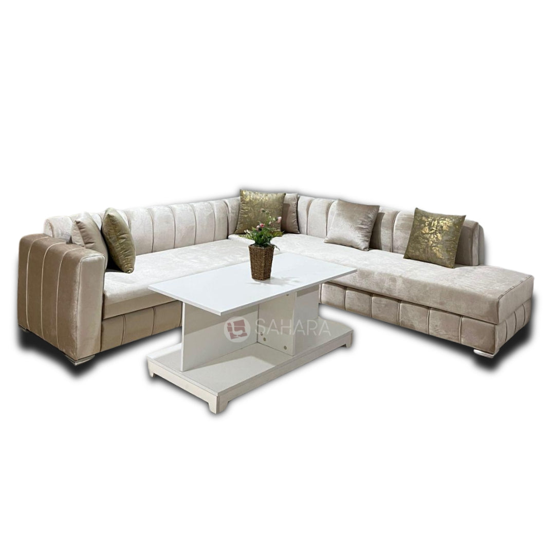 pack fauteuil canape forme L fabriqué en tissu beige avec des coussin en doré exposé avec une table rectangulaire blanche
