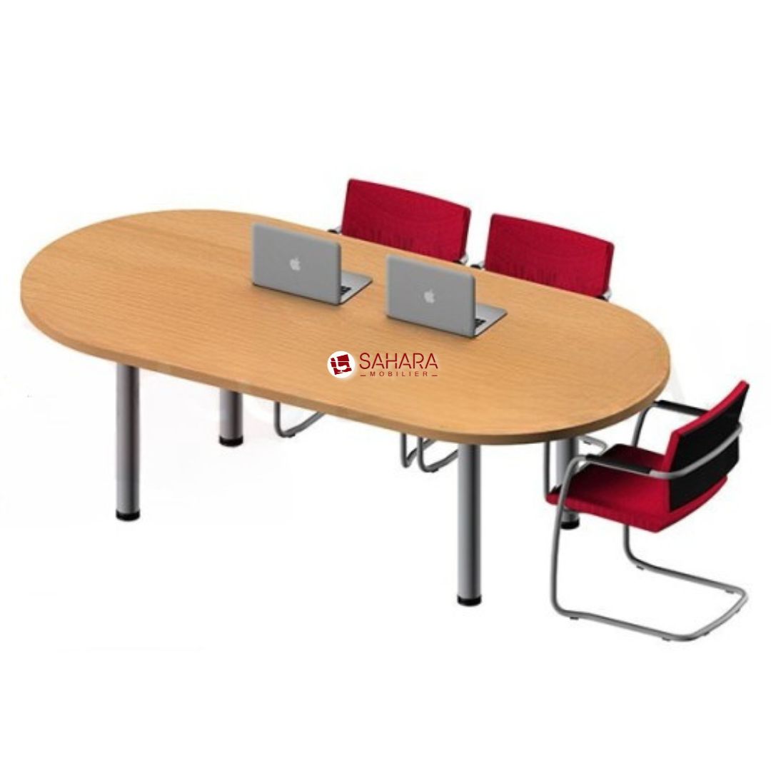 table semi métallique plateau en bois piétement métal chromé avec des patins de protection exposé d'un showroom avec des chaises visiteurs 