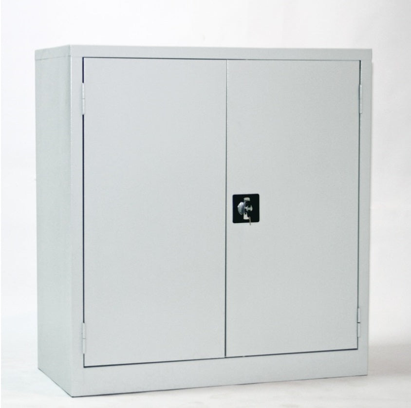 armoire en métal gris claire a 2 portes battantes
