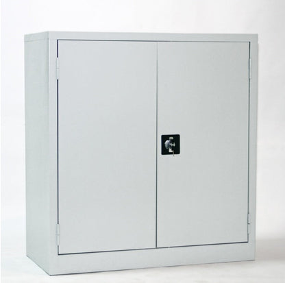 armoire en métal gris claire a 2 portes battantes